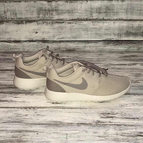 Nike Women’s Roshe One running, walking, athletic - Picture 2 of 7